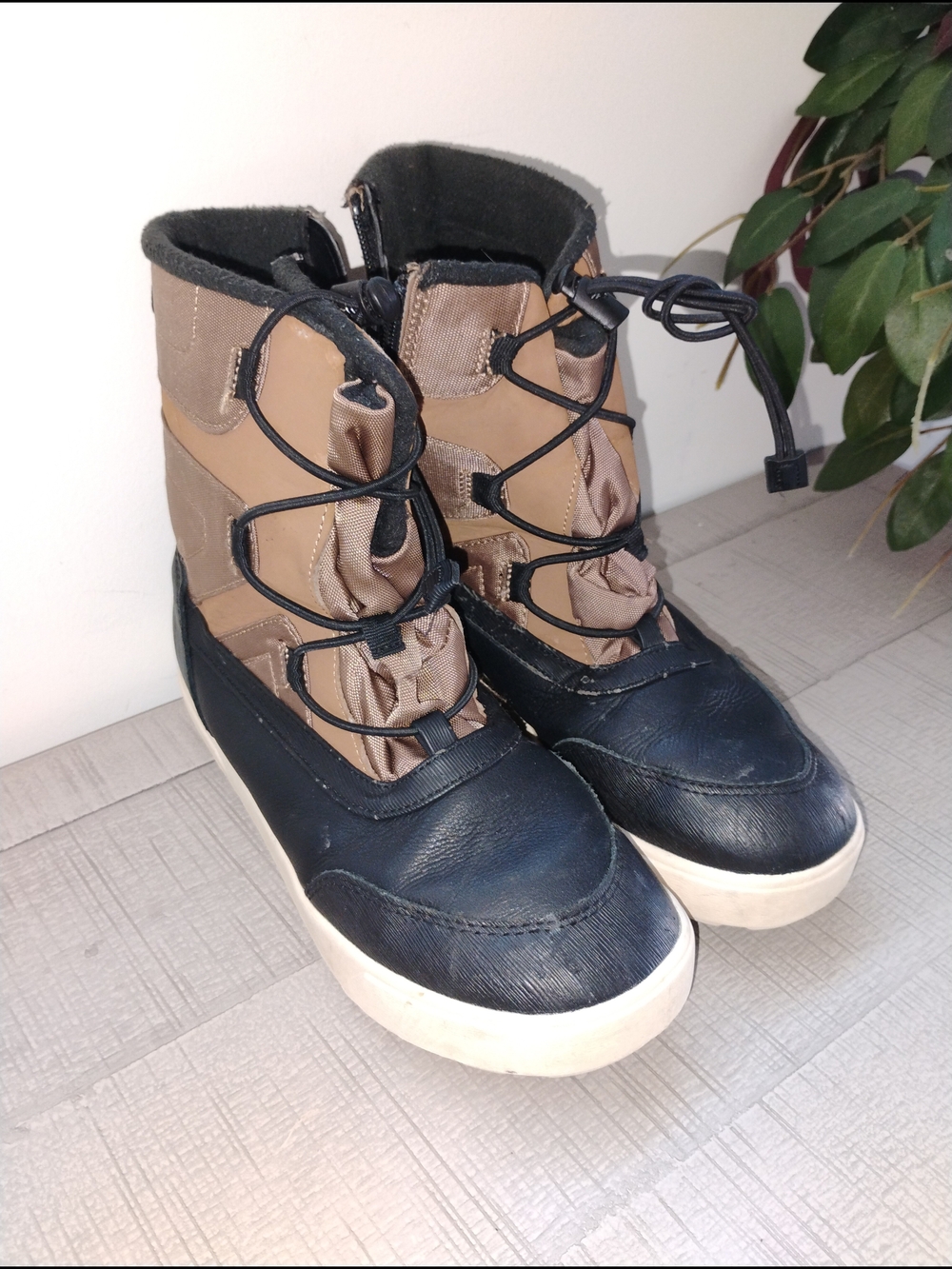 Cat & Jack Black and Tan Men's Lace-Up Winter Boots